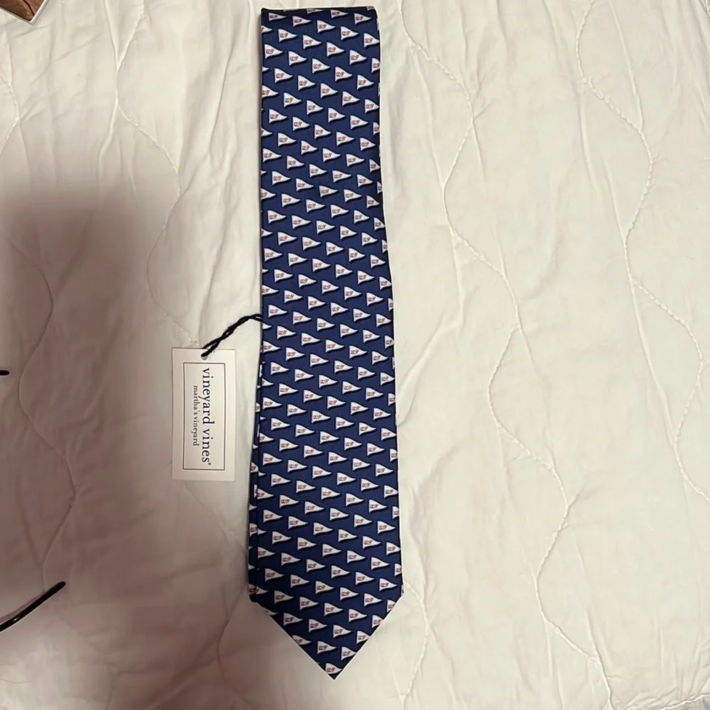 Vineyard Vines Men's Tied to a Cause Whale Silk Tie - Picture 1 of 3